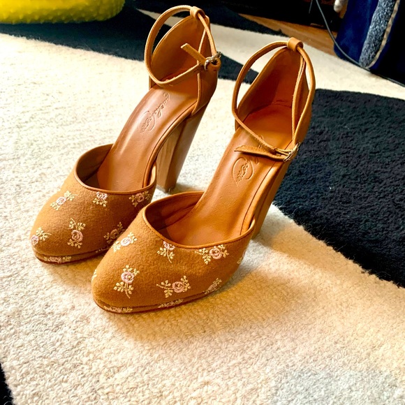 Rachel Comey Heels. Camel with Flowers. Size 7.5. - Picture 1 of 9